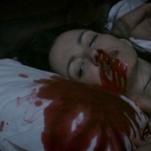 Debbie Rochon in una scena dell'horror Colour from the Dark