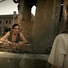 Eleanor James in una scena dell'horror Colour from the Dark