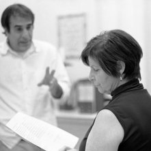 Il regista Enrico Pitzianti sul set di Roba da matti insieme a Gisella Trincas, presidente dell'associazione Asarp Casamatta