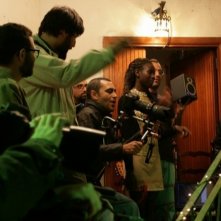 Là-bas: il regista Guido Lombardi insieme a Fatima Traore in azione sul set