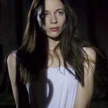 Marysia Kay è Alice in una scena dell'horror Colour from the Dark