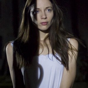 Marysia Kay è Alice in una scena dell'horror Colour from the Dark