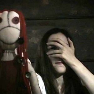 Marysia Kay in un'inquietante immagine dell'horror Colour from the Dark