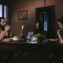 Michael Segal, Marysia Kay con Eleanor James in una scena dell'horror Colour from the Dark