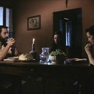 Michael Segal, Marysia Kay con Eleanor James in una scena dell'horror Colour from the Dark