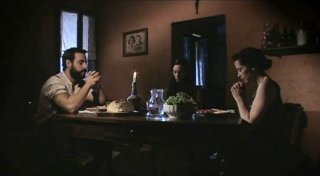 Michael Segal, Marysia Kay con Eleanor James in una scena dell'horror Colour from the Dark