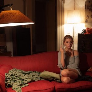Miriam Giovanelli assorta nei suoi pensieri in una scena del film Gli sfiorati