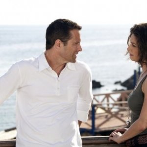 Sei passi nel giallo - Omicidio su misura: Rob Estes ed Ana Caterina Morariu in una scena del film TV