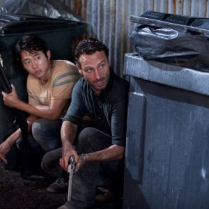 The Walking Dead: Andrew Lincoln e Steven Yeun in una scena dell'episodio Grilletto facile