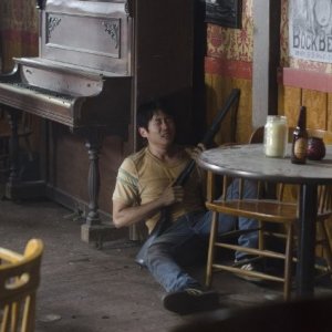 The Walking Dead: Steven Yeun in una scena dell'episodio Grilletto facile