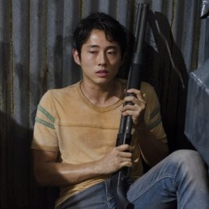 The Walking Dead: un teso Steven Yeun in una scena dell'episodio Grilletto facile
