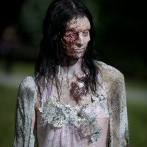 The Walking Dead: una Errante in una scena dell'episodio Grilletto facile