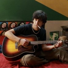 10 regole per fare innamorare: Piero Cardano strimpella con la sua chitarra in una scena del film