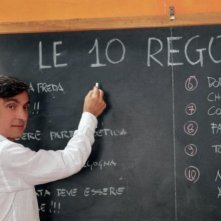 10 regole per fare innamorare: Vincenzo Salemme in una scena del film insegna come far innamorare