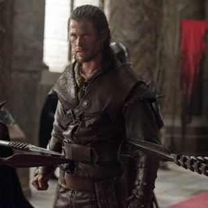 Chris Hemsworth in tenuta da battaglia in una scena di Biancaneve e il cacciatore