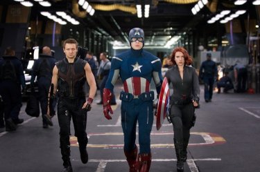 Jeremy Renner, Chris Evans e Scarlett Johansson in una scena di The Avengers