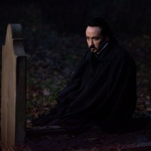 John Cusack in un'immagine tratta dal thriller The Raven nei panni di Edgar Allan Poe