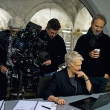 Judi Dench e il regista Sam Mendes sul set di Skyfall
