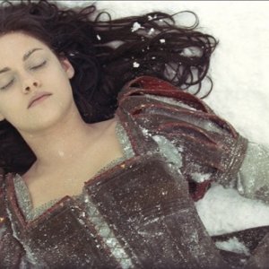 Kristen Stewart svenuta dopo aver mangiato la mela avvelenata in Biancaneve e il cacciatore