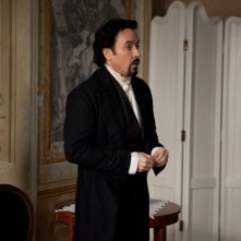 The Raven: John Cusack è Edgar Allan Poe in una scena del film