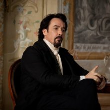 The Raven: John Cusack nei panni del grande Edgar Allan Poe in una scena del film