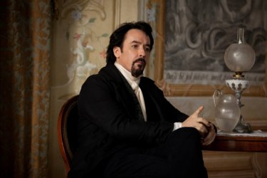 The Raven: John Cusack nei panni del grande Edgar Allan Poe in una scena del film