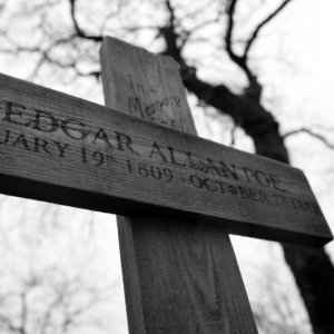 The Raven: la tomba di Edgar Allan Poe in un'immagine del film