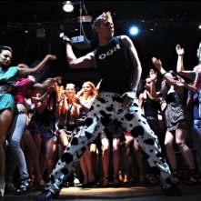 Ti stimo fratello: Giovanni Vernia aka Jonny Groove in azione in una scena del film