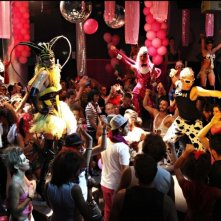 Ti stimo fratello: Giovanni Vernia è uno scatenato Jonny Groove in una scena del film