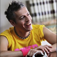 Ti stimo fratello: Giovanni Vernia sorridente in una scena del film