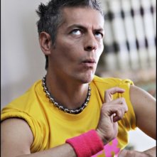 Ti stimo fratello: una buffa espressione di Giovanni Vernia in una scena del film