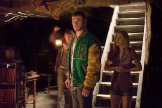 Chris Hemsworth, Kristen Connolly e Fran Kranz esplorano il cottage di The Cabin in the Woods