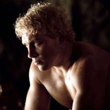 Jai Courtney nella serie Spartacus: Blood and Sand