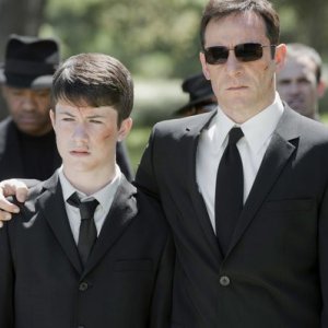 Awake: Jason Isaacs e Dylan Minnette nel pilot della serie