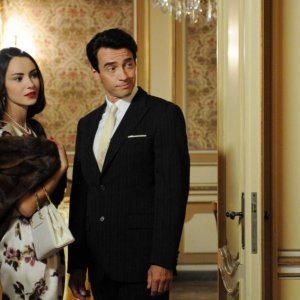 L'affascinante Alessio Boni e Caterina Misasi nei panni di Lucia Bosè in una scena della miniserie di Rai Uno Walter Chiari Fino all'ultima risata