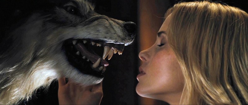 Anna Hutchison in una suggestiva immagine dell'horror The Cabin in the Woods