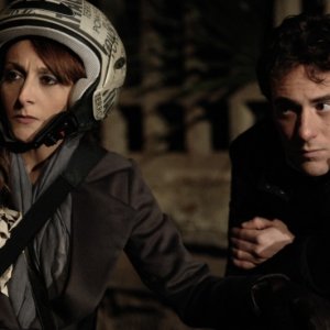 Elio Germano e Paola Minaccioni in una scena del film Magnifica presenza