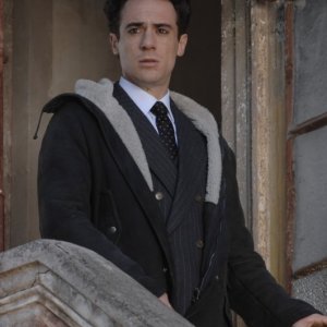 Elio Germano in una scena del film Magnifica presenza diretto da Ferzan Ozpetek