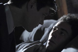 Elio Germano in una scena del film Magnifica presenza insieme ad Andrea Bosca