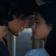 Eva Green e Matt Smith in una scena romantica di Womb