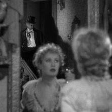 Fredric March (sullo sfondo) e Miriam Hopkins in una scena de Il dottor Jekyll