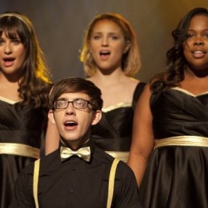 Glee: Amber Riley, Lea Michele, Dianna Agron e Kevin McHale in una scena dell'episodio On My Way