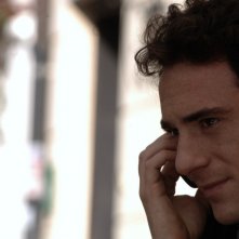 Magnifica presenza: Elio Germano accenna un sorriso in una scena del film