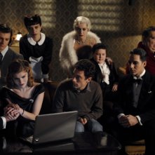 Magnifica presenza: Elio Germano insieme ai componenti della compagnia Apollonio in una scena del film