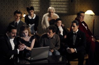 Magnifica presenza: Elio Germano insieme ai componenti della compagnia Apollonio in una scena del film