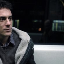 Magnifica presenza: una curiosa espressione di Elio Germano catturata in una scena del film