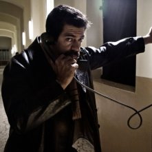 Romanzo di una strage: Pierfrancesco Favino è Giuseppe Pinelli in una scena del film