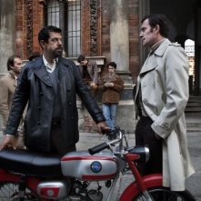 Romanzo di una strage: Pierfrancesco Favino e Valerio Mastandrea in una scena del film