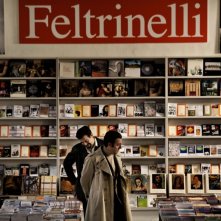 Romanzo di una strage: Pierfrancesco Favino insieme a Valerio Mastandrea in una scena del film