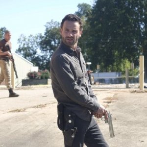 The Walking Dead: Andrew Lincoln e, in secondo piano, Jon Bernthal in una scena dell'episodio Scelte